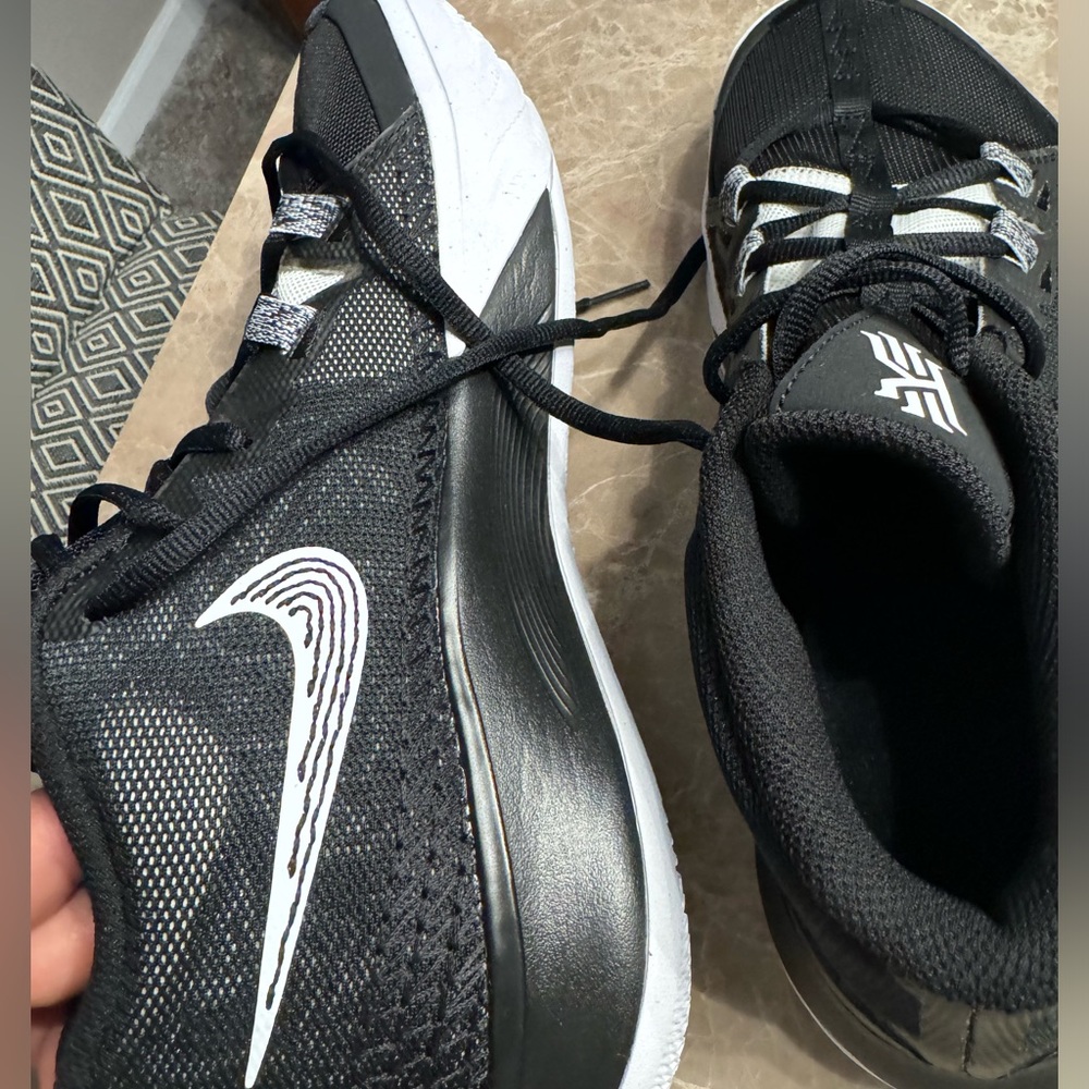 Nike Kyrie Flytrap 6 Basketball
Shoes - Picture 8 of 13
